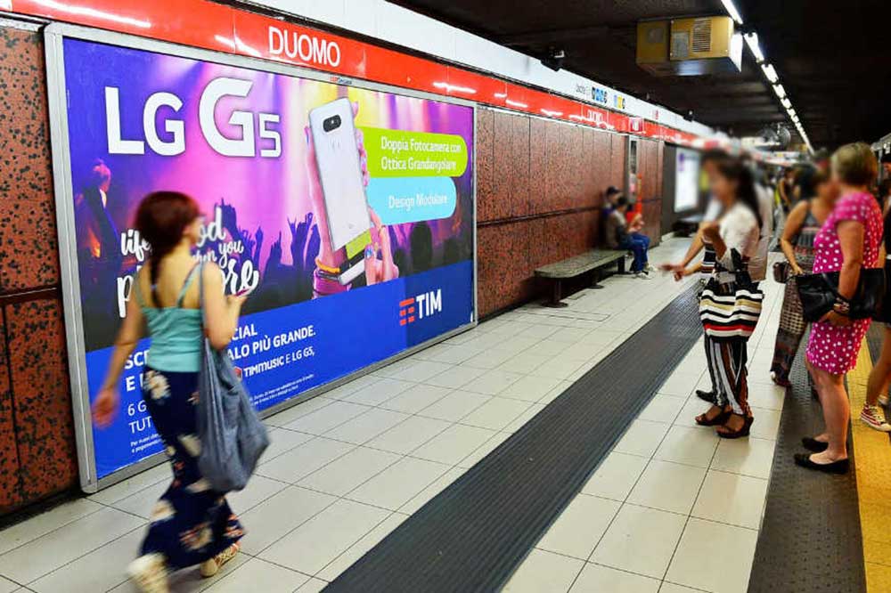Affissione pubblicitaria nella metropolitana di Milano.