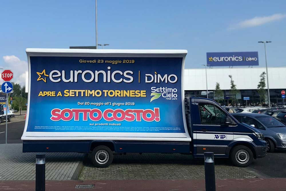 Camion vela per pubblicità a Milano.